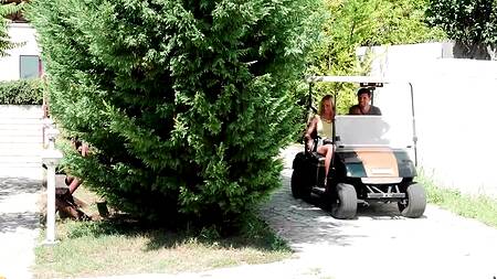 Блондинка во дворе занимается страстным анальным сексом