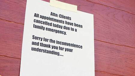 Татуированная заливает тело маслом, чтобы возбудить массажиста