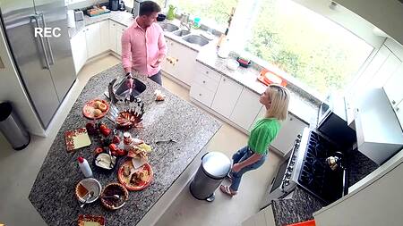 Пока жена не видит мужик на кухне трахает падчерицу