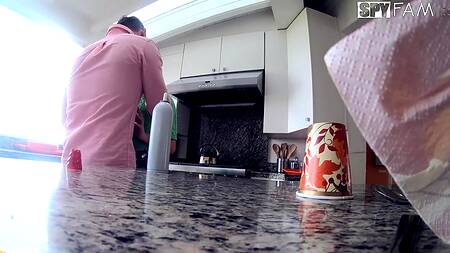 Пока жена не видит мужик на кухне трахает падчерицу