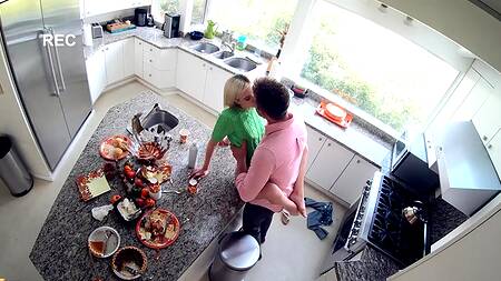 Пока жена не видит мужик на кухне трахает падчерицу
