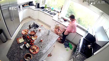 Пока жена не видит мужик на кухне трахает падчерицу
