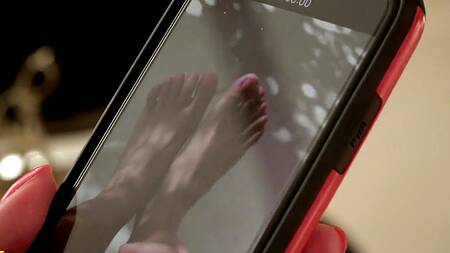 Фетишист трахает кудрявую девку и кончает на ноги