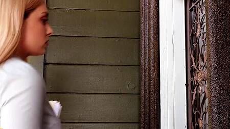 Мужик подписывает бумаги и жестко ебет красотку