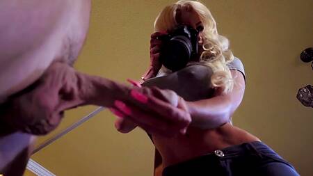 Грудастая журналистка ебется с лысым мужиком ради материала