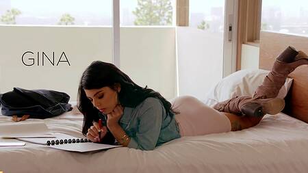 Негр отшлепал белую красотку в коридоре и страстно её поимел