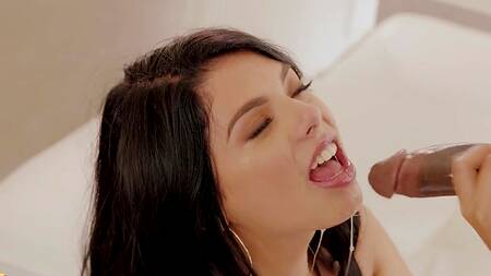 Негр отшлепал белую красотку в коридоре и страстно её поимел