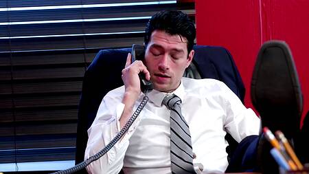 Сочная секретарша ебется с боссом, чтобы тот не смотрел порно