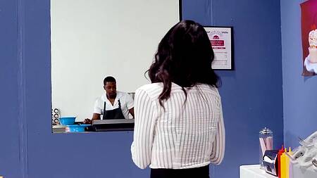 Начальница отдела на работе трахнулась с негром на кухне