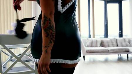 Жопастая домработница с пробкой в жопе отдается в очко