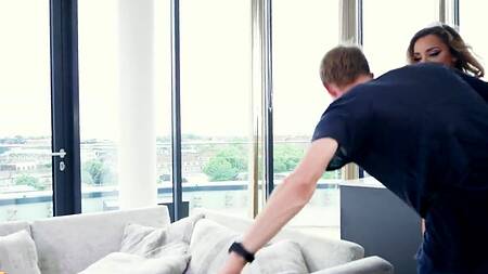 Жопастая домработница с пробкой в жопе отдается в очко