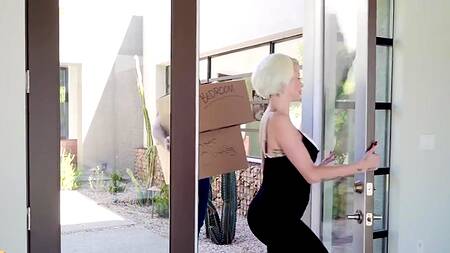 Милая девка во время переезда трахнулась с грузчиком