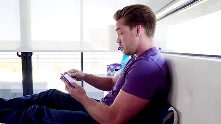 Милая девка во время переезда трахнулась с грузчиком