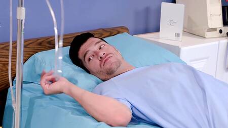 Медсестра моет пациента и наслаждается его твердым членом