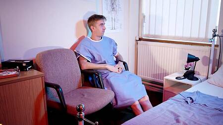 Медсестра ночью наслаждается большим членом пациента