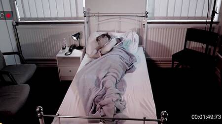 Медсестра ночью наслаждается большим членом пациента