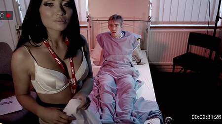 Медсестра ночью наслаждается большим членом пациента