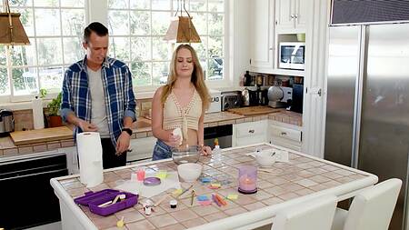 Пара отвлекается от готовки еды на жаркий секс на кухне