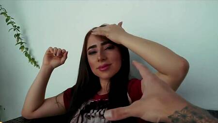 Развратная латинка соблазняет парня на секс, показывая сиськи