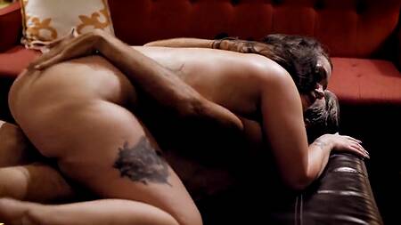 Священник отпускает грехи девушки, жестко её трахая