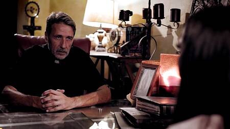 Священник отпускает грехи девушки, жестко её трахая