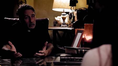 Священник отпускает грехи девушки, жестко её трахая