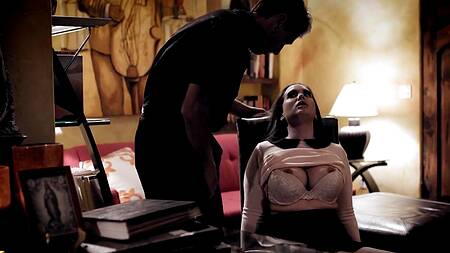 Священник отпускает грехи девушки, жестко её трахая