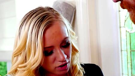 Блонда надевает черное бельё и соблазняет друга