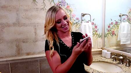 Блонда надевает черное бельё и соблазняет друга