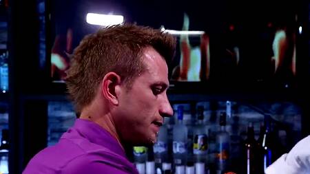 Милфа подцепила парня в баре и страстно с ним трахнулась