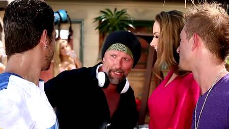 Милфа подцепила парня в баре и страстно с ним трахнулась