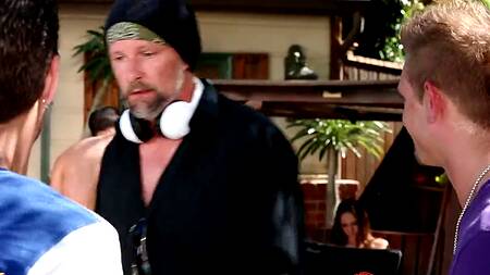 Милфа подцепила парня в баре и страстно с ним трахнулась