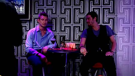 Счастливчик на диване страстно ебет рыжую красотку