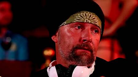 Счастливчик на диване страстно ебет рыжую красотку