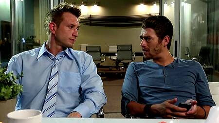 Счастливчик на диване страстно ебет рыжую красотку