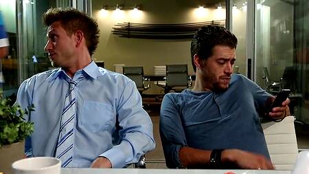 Счастливчик на диване страстно ебет рыжую красотку