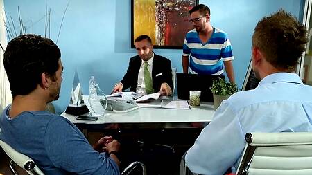 Счастливчик на диване страстно ебет рыжую красотку