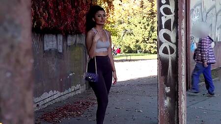 Пикапер снимает брюнетку с длинными ресницами