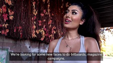 Пикапер снимает брюнетку с длинными ресницами