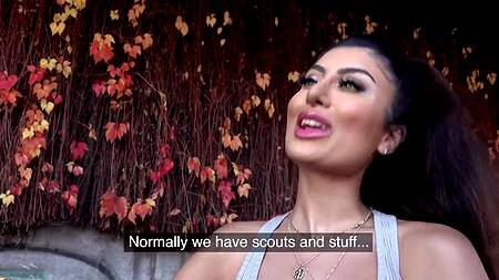 Пикапер снимает брюнетку с длинными ресницами