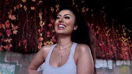 Пикапер снимает брюнетку с длинными ресницами