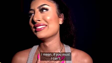 Пикапер снимает брюнетку с длинными ресницами