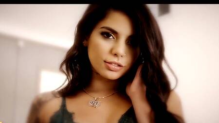 Мужик использует гондон в сексе с красоткой Gina Valentina