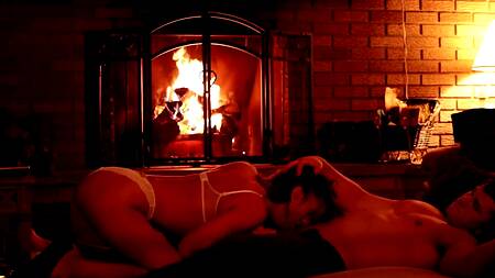 Худышка в белом белье отдается накачанному парню около камина