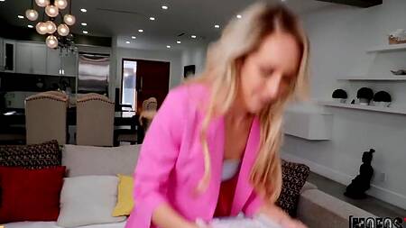 Блондинка ебется с парнем, чтобы тот голосовал за её кандидата