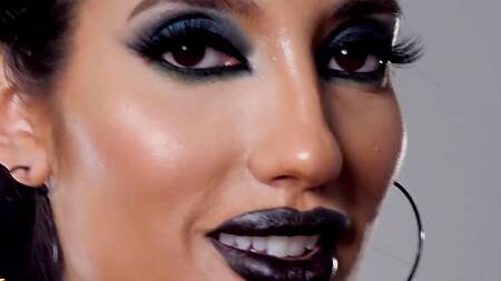 Накрашенная фифа в латексе наслаждается двумя членами