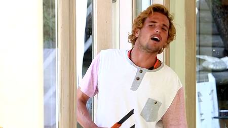 Муж готовит бургеры, а жена ебется с его другом в душе