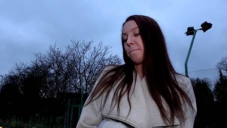 Наивная девка поверила парню и согласилась на секс