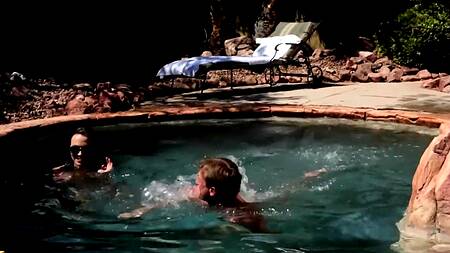 Супружеская пара страстно ебется на курорте у бассейна