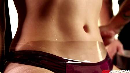 Неудовлетворенный фетишист связывает блондинку и жестко ебет